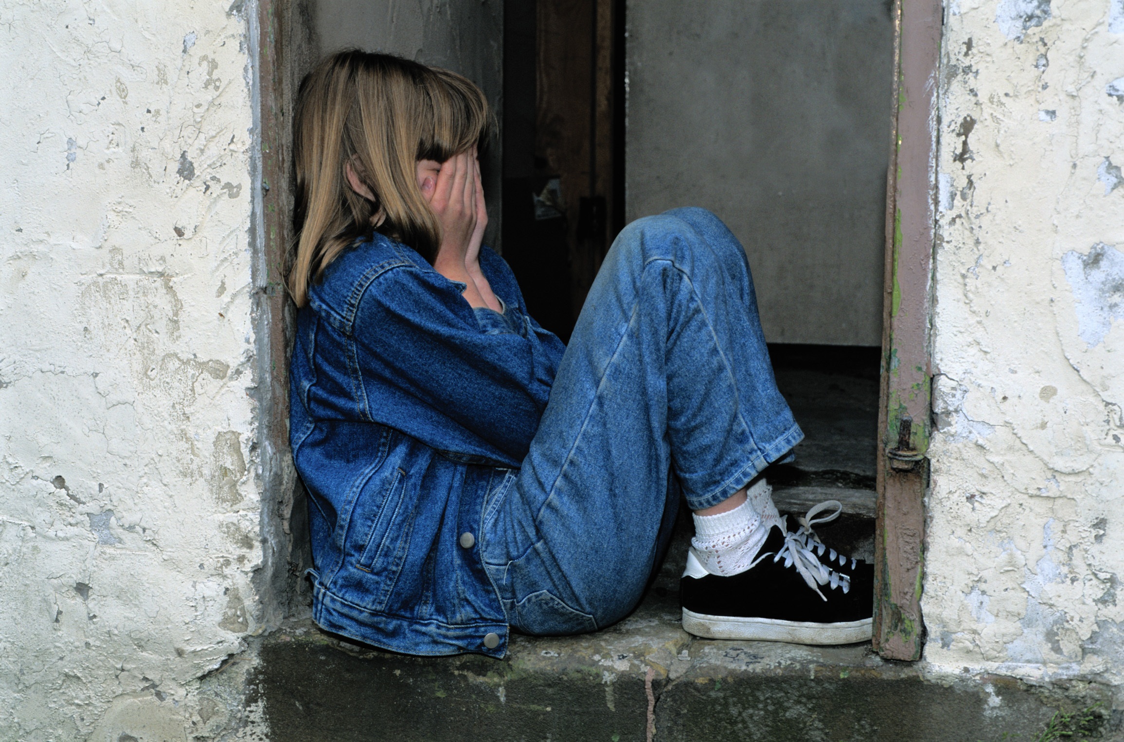 New Research Links Excessive Screen Time and Suicide for Teenage girls